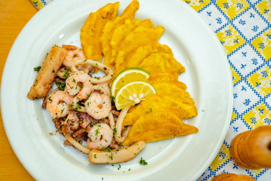 Grillet blekksprut med stekt plantain- og mangosalat