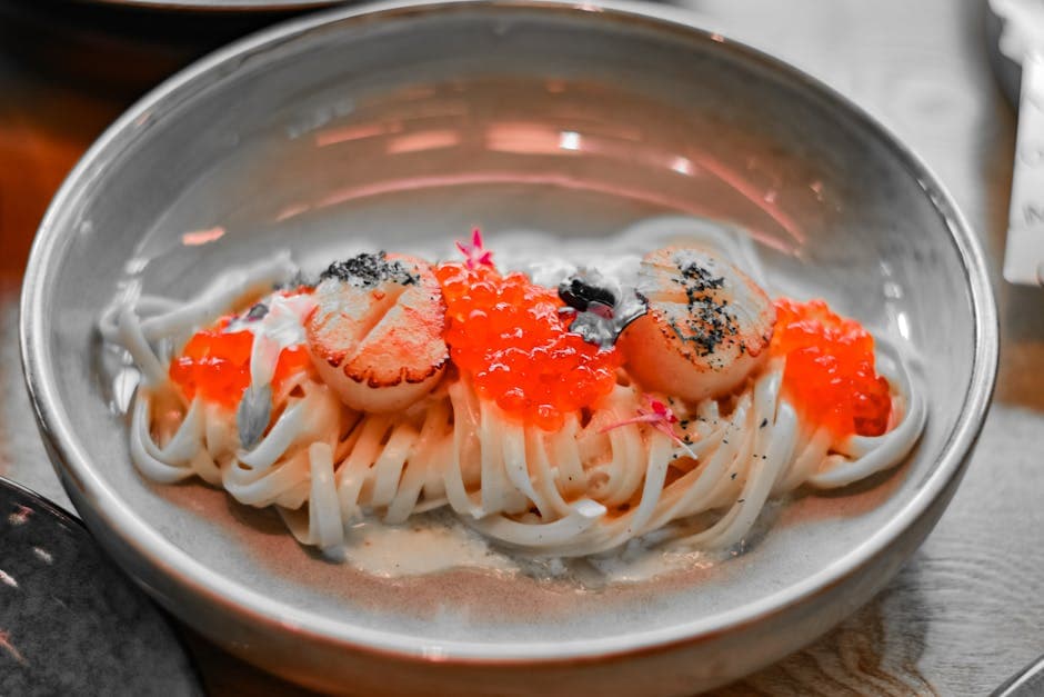 Ingefærmarinerte kamskjell med fargerike sobanudler