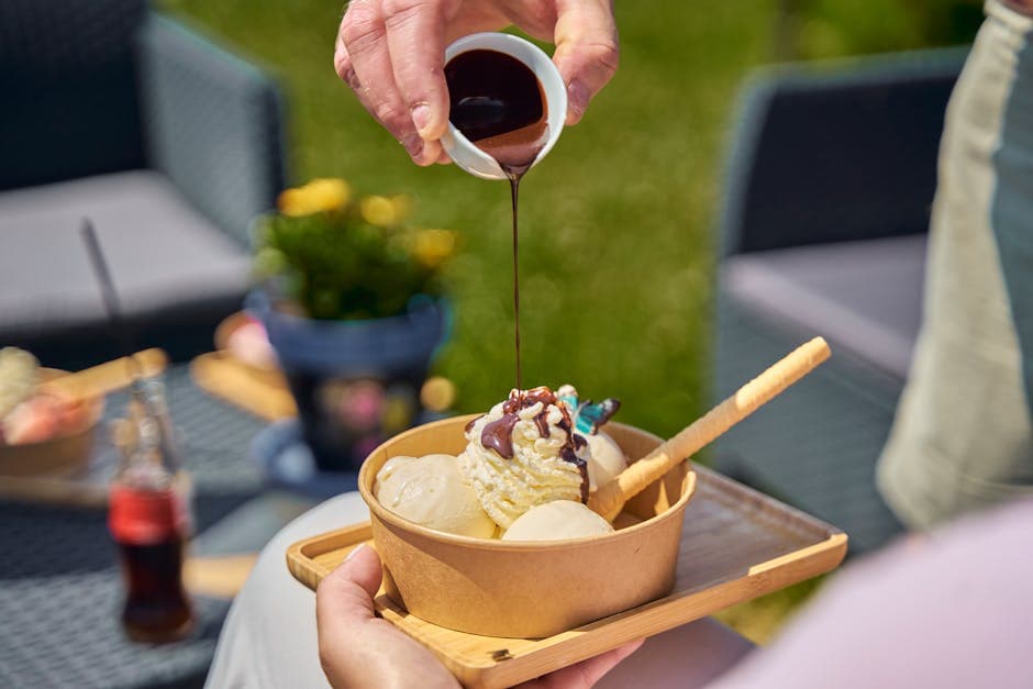 Hjemmelaget iskrem med bringebærsaus