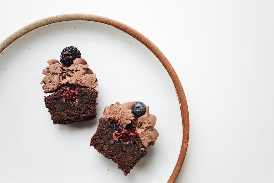 Absint-, mandel- og bærcupcakes med valmuefrø