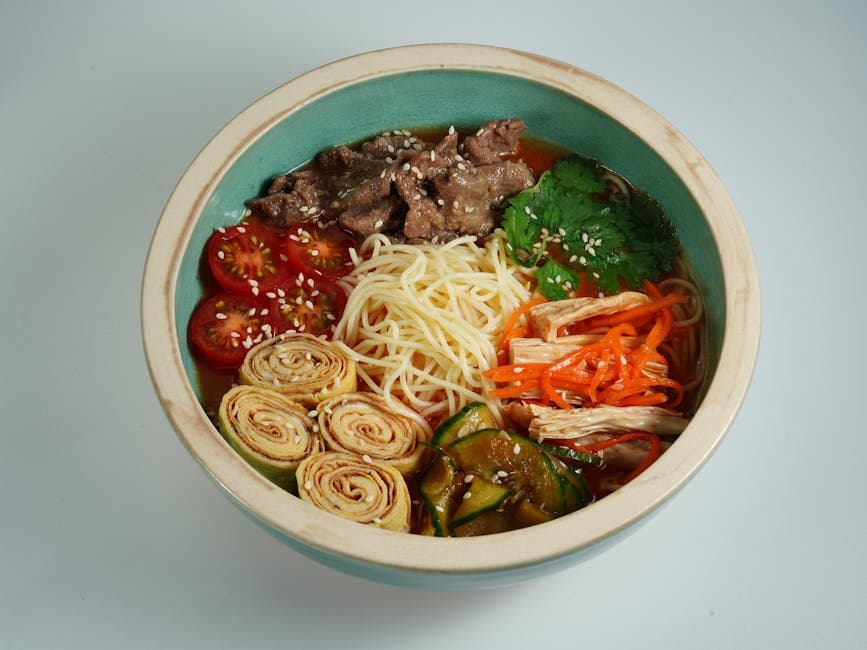Japansk nudelskål med biff og grønnsaker