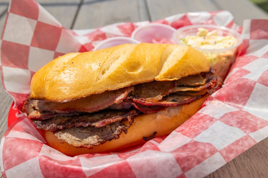 Røkt brisket og wiener i brød (Cowgirl-stil)