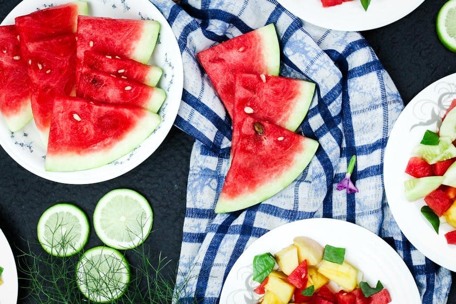 Fargerik melonsalat med yoghurtsaus og lime