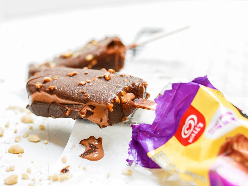 Hot Fudge Iskrembar med Peanøtter