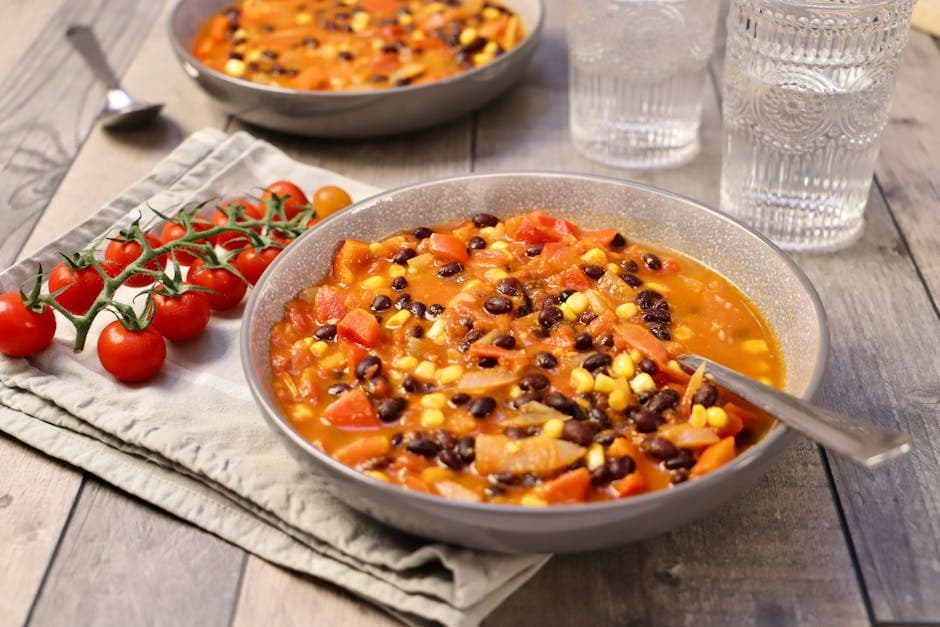 Vegansk svartbønnesuppe med mais og tomat