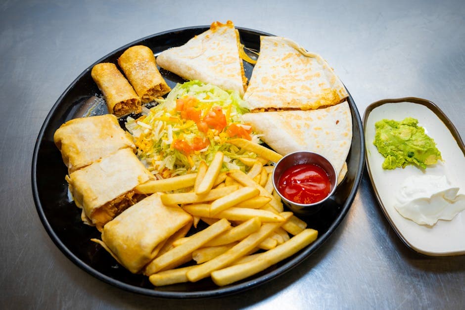 Kyllingchimichangas med kremet rømmedressing