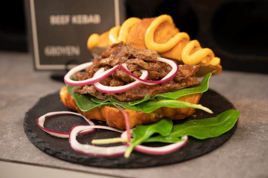 Saftig biffsmørbrød med rødvinssaus