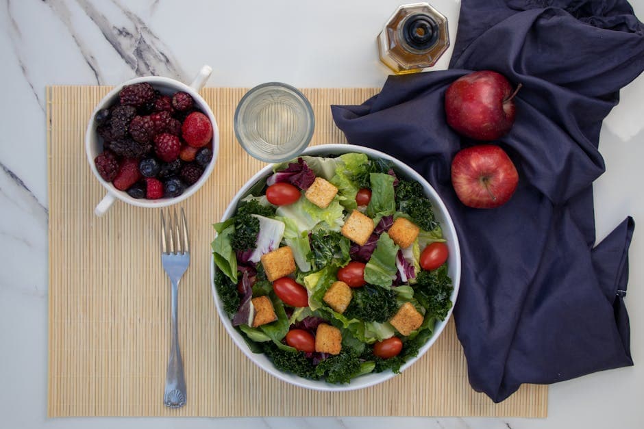 Frisk sommerkålsalat med bær og nøtter