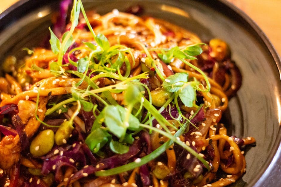 Søt og krydret svine- og kinakålwok med nudler