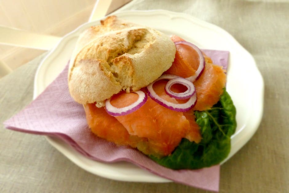 Saftige lakseburgere med sitron og sennep