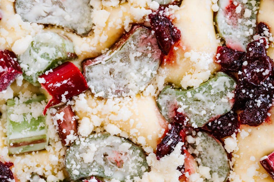 Rabarbra- og kirsebærcrisp med nøttetopping