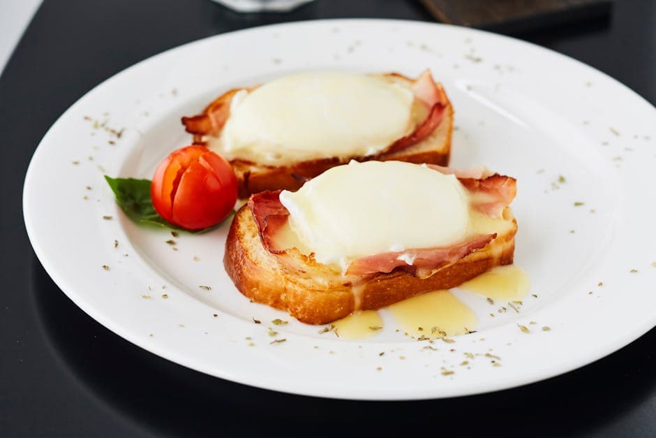 Eggs Benedict frokostpizza med skinke