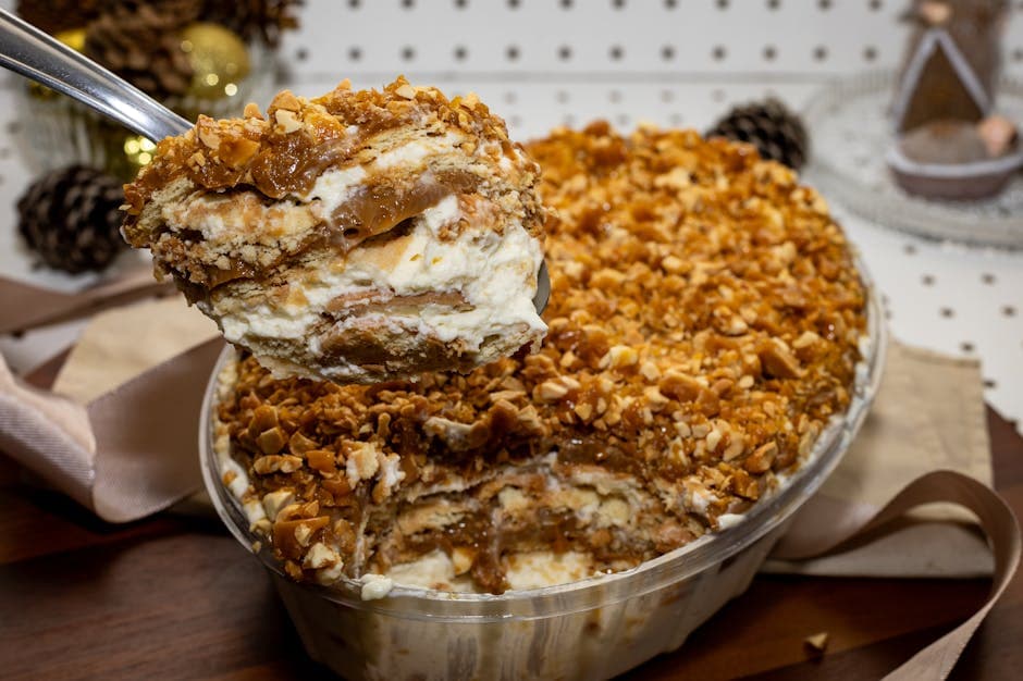 Lagdelt dessert med smørkaramell og pekannøtter