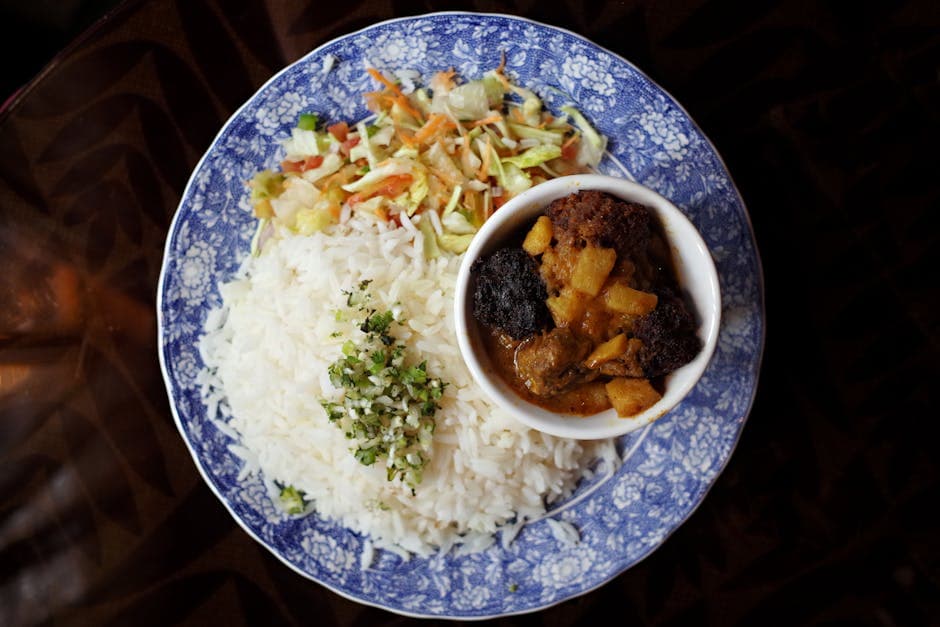 Fruktig tofu-currysalat med ris og druer