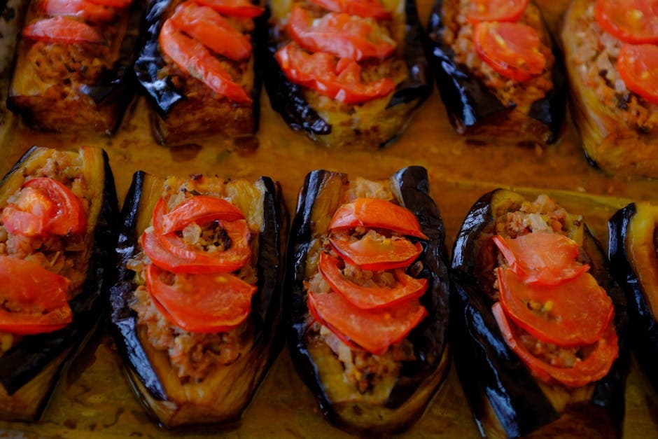 Aubergine med mandler og tomater