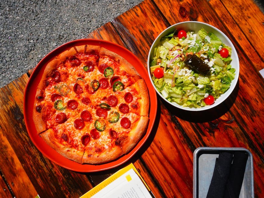 Pizzasalat med pepperoni og mozzarella