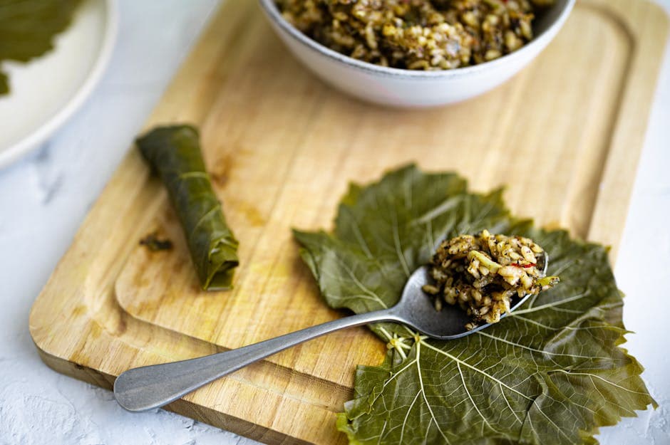 Collard-ruller med "Dirty Rice" og tomatsaus