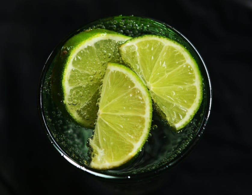 Forfriskende kokosvann- og lime Rickey