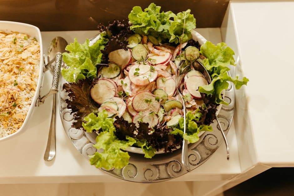 Frisk friséesalat med reddik og hasselnøttdressing