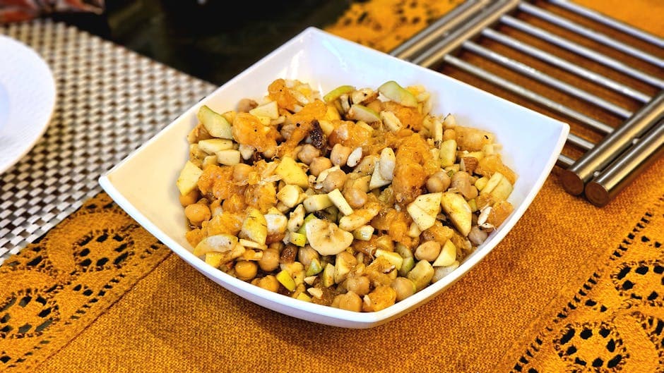 Kikert- og auberginesalat med sitron og mandler