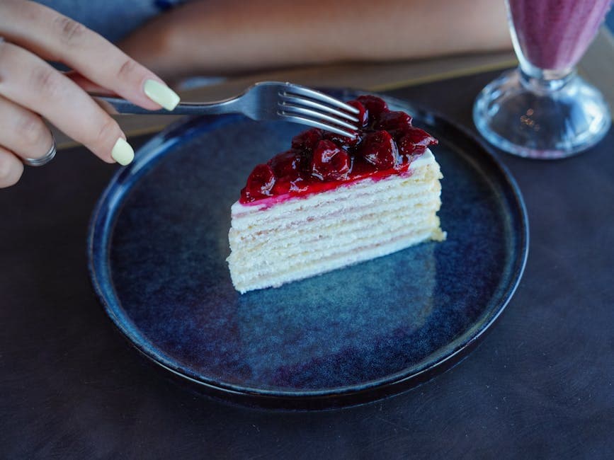 Mandelkake med kirsebærlikørkrem og tyttebærsyltetøy