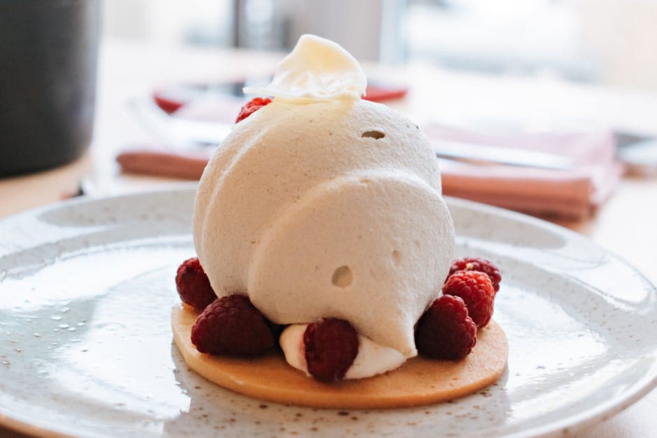 Piña Colada-mousse med mandeltuiles og bringebærcoulis