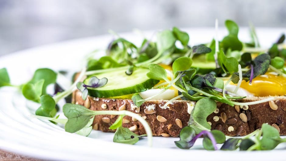 Karrésalat-sandwich med egg og agurk