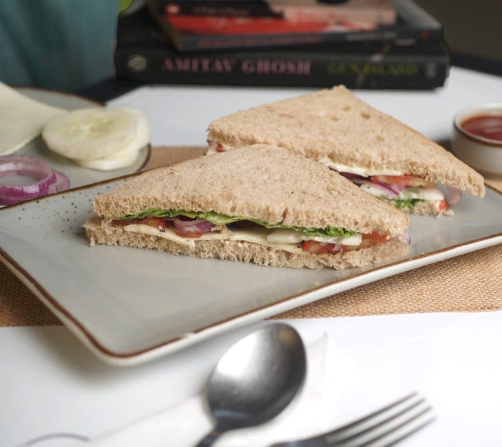 Agurk, søt løk og mynte på bondebrød med karri-majones