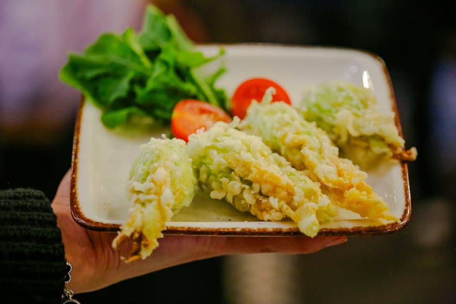 Fylte squashblomster med tomater og parmesan