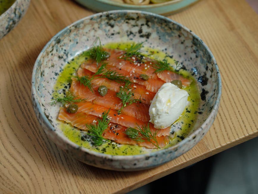 Laksetartar med dill på fullkornsbrød