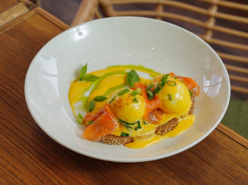 Fylte egg med røkt laks og vårløk