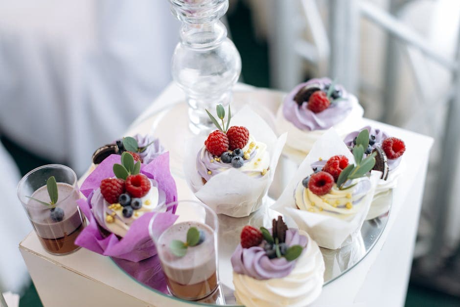 Vaniljemousse med marengs og friske bær