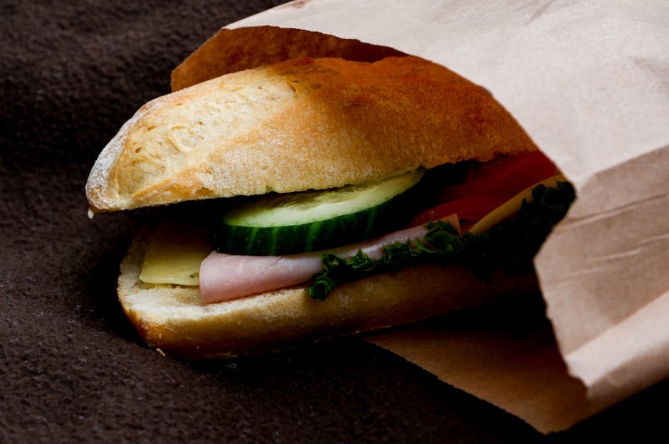 Antipasto-salatsandwich med salami og mozzarella