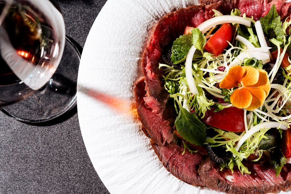 Biffsalat med sjalottløk og rødvinssaus