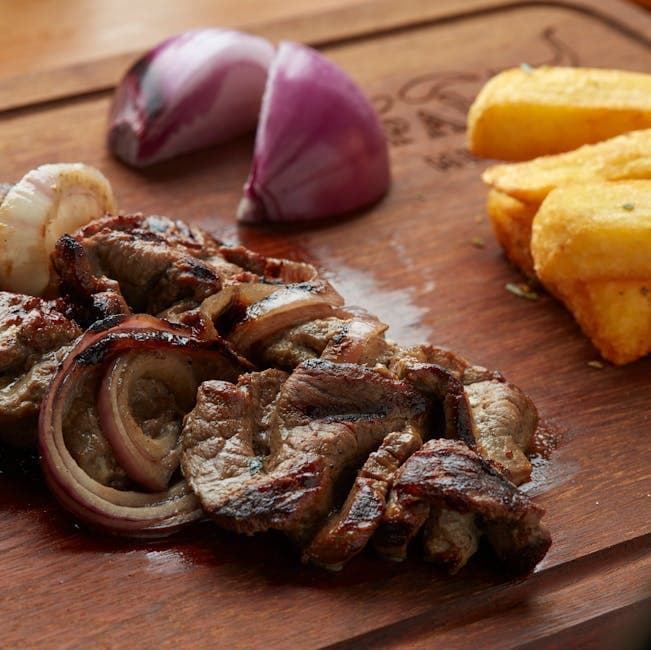 Grillet flankestek med rødløk og appelsingremolata