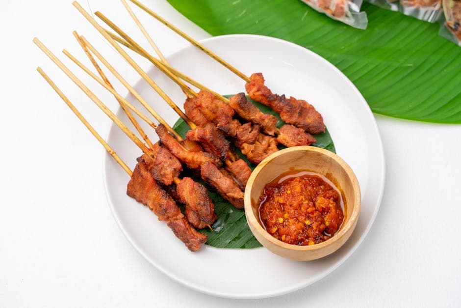 Søte og krydrede baconspyd med vårløk- og ingefærrelish