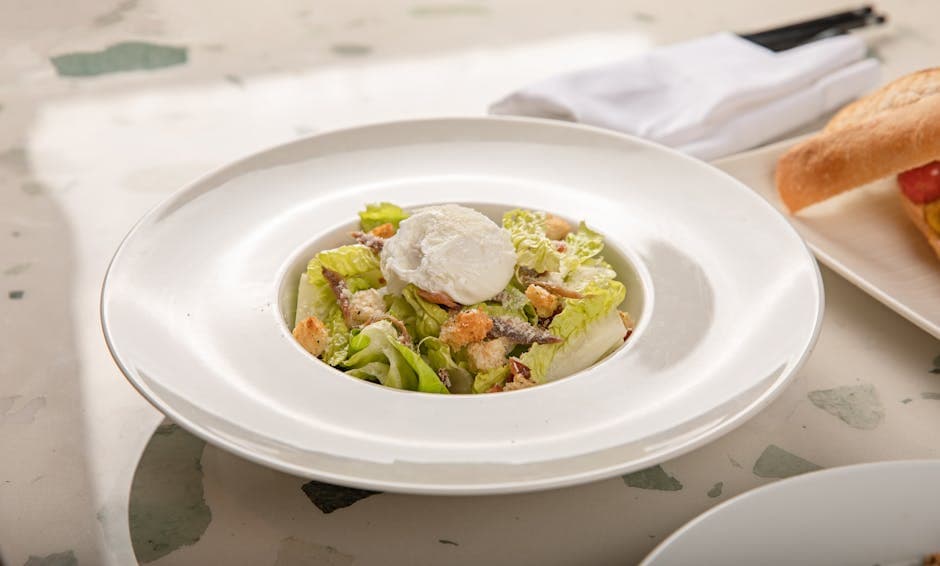 Varm kantarellsalat med sprøstekt spek og posjerte egg