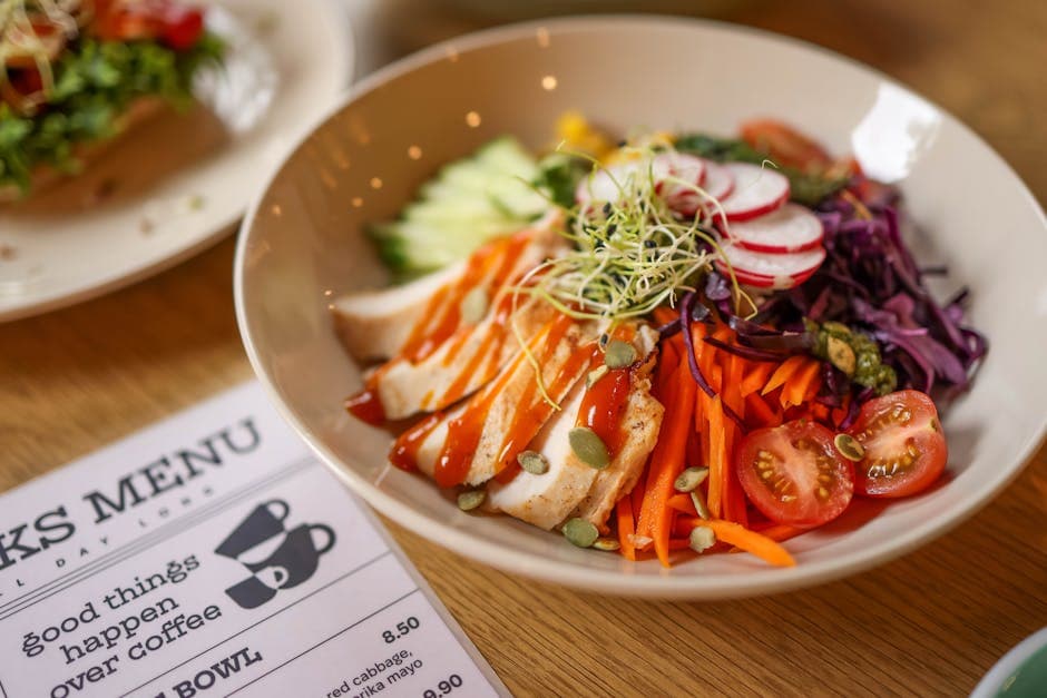 Frisk gulrot- og reddiksalat med urter og gresskarkjerner