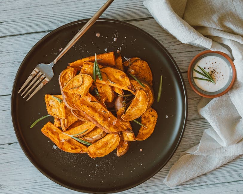 Røstede søtpotetbåter med kremet chilisaus