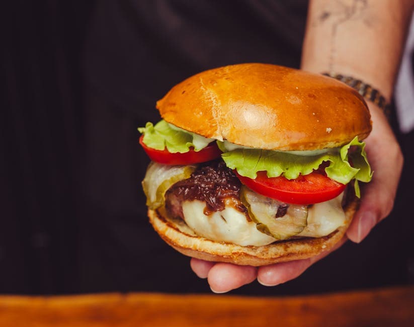 Lammeburgere med rød og grønn tomatchutney