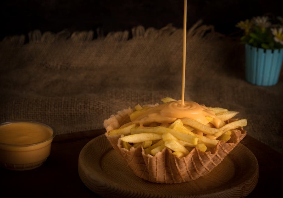 Pommes frites med ostesaus og brun saus