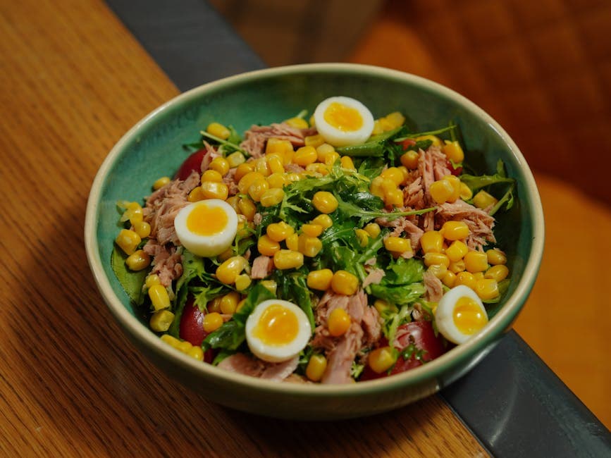 Frisk farro- og maissalat med ruccola