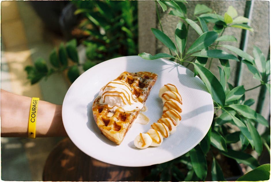 Grillede bananer og aprikoser med valnøttkjeks og karamellromsaus