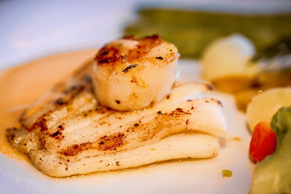 Pannestekte kamskjell med prosciutto og hvitvinsaus