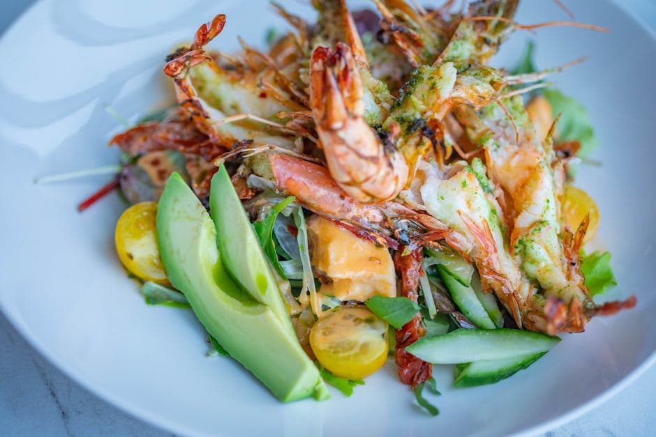 Salat med grønn mango, reke og hummerhale, servert med lime- og chilidressing