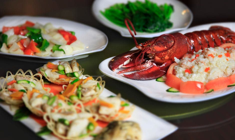 Hummerfylte agurkbåter med mais og russisk dressing