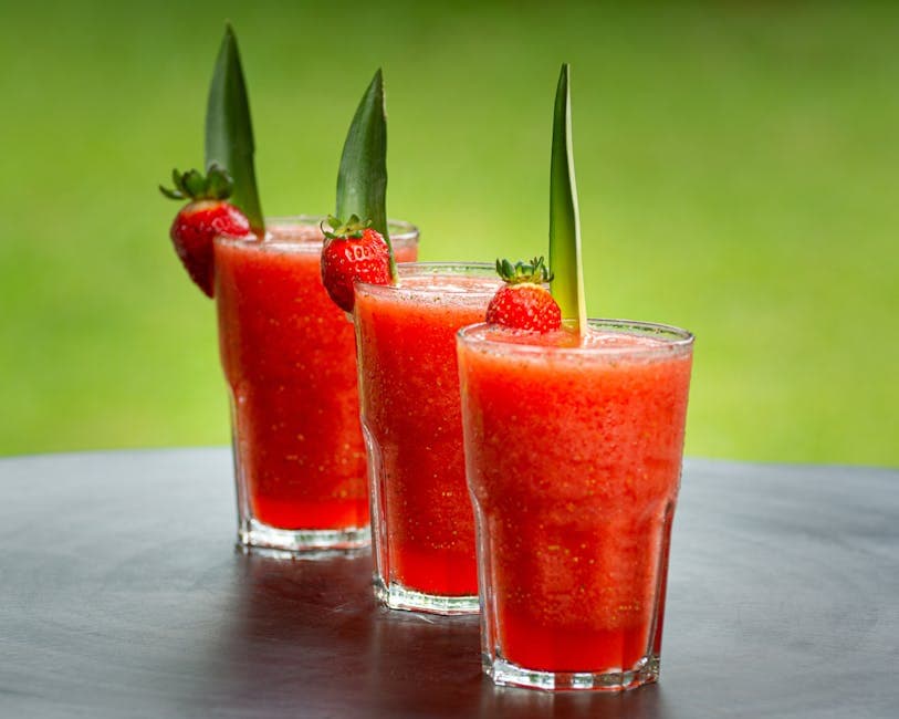 Frisk fruktsmoothie med jordbær og ananas