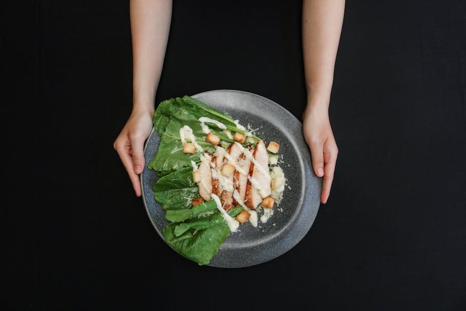 Spinatsalat med Meyer-sitron Caesar-dressing og flatbrødkrutonger