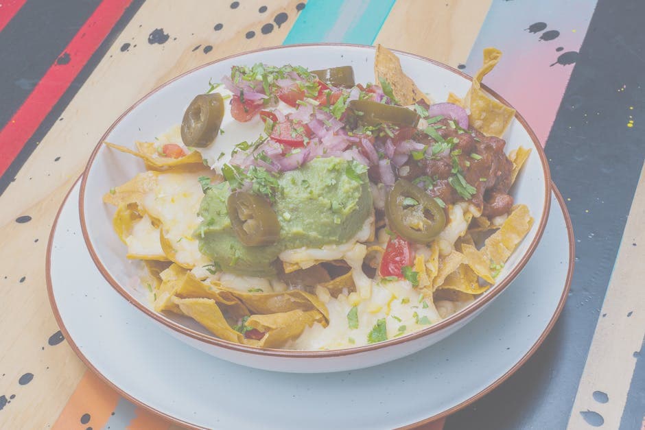 Nachos med søt og krydret pølseragu og syltet løk