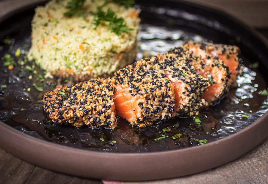 Sesamkrustet rød snapper med ingefærdressing og curry-couscous